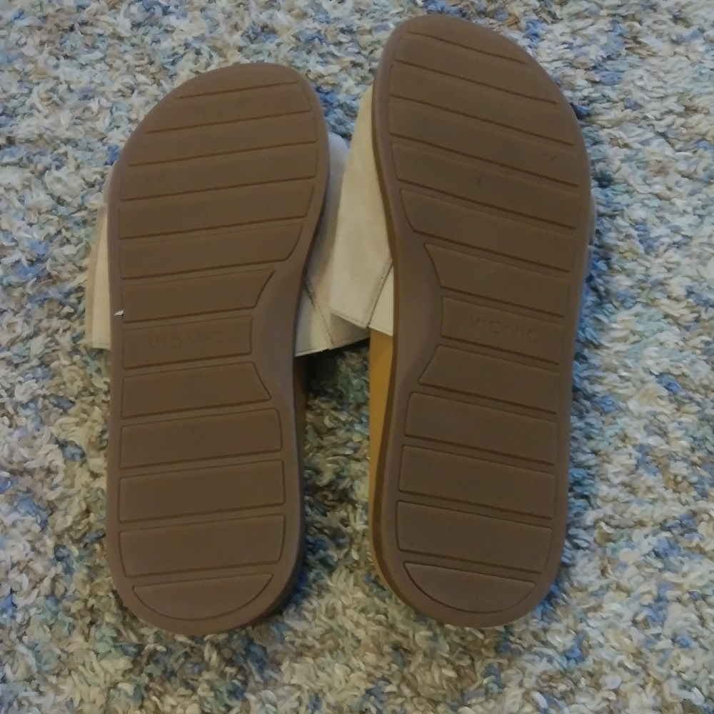 Vionic Roni Suede Ruffle Slide Sandal Size… - Picture 4 of 5